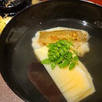 馳走 啐啄一十  - ⑤炭火焼きタケノコメバル、筍、利尻昆布と血合い抜き鮪節の出汁のお椀
      利尻昆布出汁は透明感がありながらも輪郭がはっきりしたキレのある味わい、それを邪魔しない血合いを取り除いた鮪節の濃い深みが良い