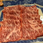 馳走 啐啄一十  - ⑯榊山牛(広島県熊野産、32ヶ月生体熟成、雌)
      ❶32ヶ月以上の長期肥育(生体熟成)
      ❷自牧場での餌の配合、
      ❸ストレスのない牛舎の整備
      などコストと手間を掛けて飼育