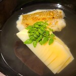 馳走 啐啄一十  - ⑤炭火焼きタケノコメバル(静岡県駿河湾産、サスエ前田魚店)、筍、利尻昆布と血合い抜き鮪節の出汁のお椀
      産卵期は秋～晩冬、旬は秋～春
      筍の皮の様な色味をした西日本では幻の魚
      身が軟らかく、甘みがあります