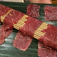 馳走 啐啄一十  - ⑬榊山牛(腿肉)生ハム
                    平野大将が息子さんの独立の為にレシピを作り上げたブランド牛の生ハム！
                    当然、縮む訳ですから歩留まりとか考えたらヤバいんじゃないの？