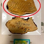 たいやき わかば - 上：わかばのたい焼き、下：浪花家総本店のたい焼き