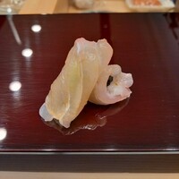 築地 すし Omakase - ハタの刺身（梅肉と海苔）