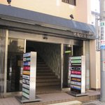 モモンガ - ビルの右端に階段あり