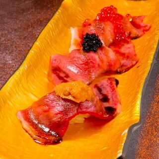 Kurobuta Ajito - 黒豚和牛肉寿司