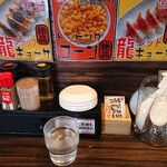 龍麺亭 - カウンターセット 水はセルフ
