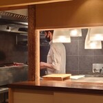 伯雲 - 鰹の塩たたきを調理中の坂本店主