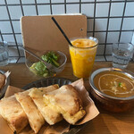 Sajilo Cafe - チーズナンにマンゴーラッシー、サラダにチキンカレー