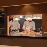 伯雲 - 戸を開けて、厨房の様子が見られるように。