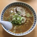 Miyaki - キャーーー！！！とんこつしょう油ラーメン ¥750！
                        
                        オイラはコレヽ(´o｀
                        
                        黒ラーメンも嫌いではないが、やっぱり食うなら豚骨醤油。
                        
                        
                        色目がまたイイぢゃないの！
                        
                        
                        