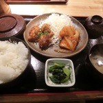 テング酒場 - 今日の日替わりランチは鶏唐のごまポン酢がけ・白身魚のピリ辛甘酢あんかけでございます