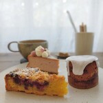 お菓子 あずき - グリオットチェリーとチョコのタルト、桜のチーズケーキ、シナモンタルト