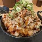 Iwaya Nikugekijou - 山盛り豚バラ丼