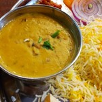 INDIAN NEPALI RESTAURANT MAMA - ダル（表面に幕が張ってる）