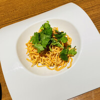 珞珈壹号 銀座店 - 押し豆腐とパクチーの和え物