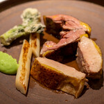 レストラン オオツ - 2022.4 ブレス産ホロホロ鳥の胸肉と腿肉ロースト ロワール産ホワイトアスパラガス タラの芽 グリーンピースのピュレ