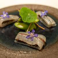 レストラン オオツ - 2022.4 地物久慈浜産サヨリと燻製キャヴィア 天日干しにしたサヨリの皮 グリーンアスパラガス