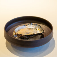 レストラン オオツ - 2022.4 天草産2年物真牡蠣 フロマージュブランと新玉葱のピュレ レモンオイル