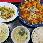 中華料理 紅光 - 麻婆豆腐定食と「豚耳と胡瓜和え物」