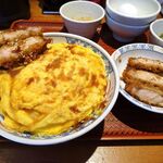 とんかつは飲み物。 - たまごソースかつ丼（大盛）870円（惣菜３種類まで無料、ご飯大盛無料）