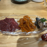 会津郷土料理居酒屋 我夢酒楽 - 左から桜にく、イカにんじん、シメ鯖？