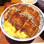 とんかつは飲み物。 - たまごソースかつ丼（大盛）870円（惣菜３種類まで無料、ご飯大盛無料）