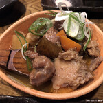 Kushiage Dokoro Kushi Hide - 自家製牛すじ味噌煮込み。ほろほろの牛すじはさることながら、薬味のねぎの辛みが味噌を引き立てます