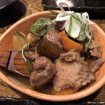 串揚げ処 串英 - 自家製牛すじ味噌煮込み。ほろほろの牛すじはさることながら、薬味のねぎの辛みが味噌を引き立てます