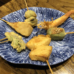 串揚げ処 串英 - 春のおすすめ盛り合わせ（ふきのとう、タラの芽、たけのこ、新たまねぎ）と天使の海老、生麩田楽。サクサクの軽い油で、ソースをつけず、そのまま食べて美味しい