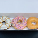 Krispy Kreme Doughnuts - マカダミアチョコハワイ290円　ストロベリースプリングル230円　オリジナルグレードド180円