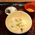 魚喰まつもと - 土鍋ごはん
      　サクラマスとわらびの炊き込みご飯