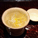 魚喰まつもと - 魚の骨や野菜の切れ端を煮込んで作ったスープの温かいそうめん