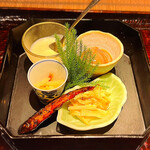 魚喰まつもと - 箸休め兼お魚のアテ
      　新玉ねぎの擦り流し
      　ホタルイカの沖漬け
      　はまぼうふの酢漬け
      　うどとイカの蕗味噌
      　小鮎の甘露煮