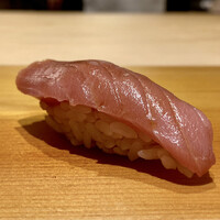 すが弥 - 背中の中トロ
                    やま幸からの鮪、鮨すが弥さんにはピンの鮪が入りますからその美味しさは格別。
                    背中の中トロは意外にさっぱりとして上品そのもの。
                    鮪の出だしとして徐々に盛り上がるのには丁度良い塩梅です。