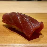すが弥 - 鮪の赤身 気仙沼
                    シャリが赤身の酸味となんて相性バッチリなのでしょう！
                    これは凄くバランス良く美味しい♪
                    種とシャリの間に忍ばせた海苔の風味が一瞬鼻腔を駆け抜けましたが、これがとても新鮮な感覚でした。