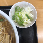 らーめんどんぐり - 薬味ネギは、小鉢に入って提供されます。