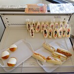 名前がないパン屋 - 冷蔵ショーケース