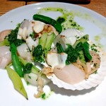 シロノニワ - ホタテ貝と春野菜の燻製モッツァレラのオーブン焼き