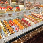 アヴランシュ・ゲネー - 開店間もないのでショーケースはフルラインナップ！