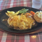 ミソノ - チーズハンバーグ、お袋にもらったコロッケ乗せ