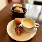 ビストロ・ダルテミス - アミューズはライスコロッケとミニハンバーガー