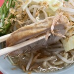 ラーメン もっけだの - 『海老塩ラーメンニンニクマシマシヤサイマシマシ』の豚