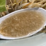 ラーメン もっけだの - 『海老塩ラーメンニンニクマシマシヤサイマシマシ』のスープ