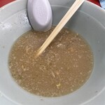 ラーメン もっけだの - 『海老塩ラーメンニンニクマシマシヤサイマシマシ』のスープ