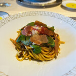 173251714 - 浅草開化楼カラヒグ麺　霧島黒豚　赤玉ねぎ　バジル