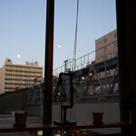 ミニPizzaと西洋料理 unnoe - 窓からは狸小路のアーケードの横が見える(2022年4月)