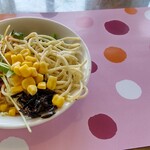 Kya Thi - ランチはサラダバー付き☆惣菜はひじき煮やポテサラ、コールスロー、黒胡椒パスタくらいで、野菜は赤色が無く、葉物とカイワレ·オクラ·コーンくらい。フルーツはライチと缶詰のフルーツミックスのみ☆4/16