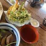 Karuizawa Soba Hyoroku - 天婦羅份量十足。包含牛蒡、芹菜、舞菇、蝦、南瓜、四季豆、茄子。