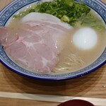 博多屋台ラーメン 介ッち - 博多屋台味玉ラーメン(ふつう、カタ、多め)