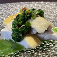 松石 - うるいに敷いた山形産地鶏庄内彩鶏の蒸し鳥(胸、腿、笹身) 　かんぞうの酢味噌和えソースと手羽の炙り添え
