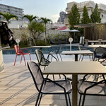 沖縄逸の彩ホテル - テラス席での食事も可能